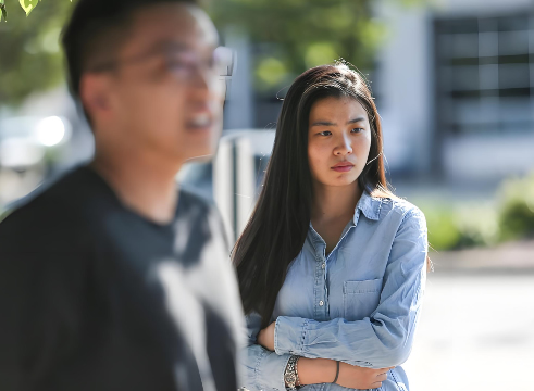 丈夫被指婚内出轨，而法院认定女方需返彩礼